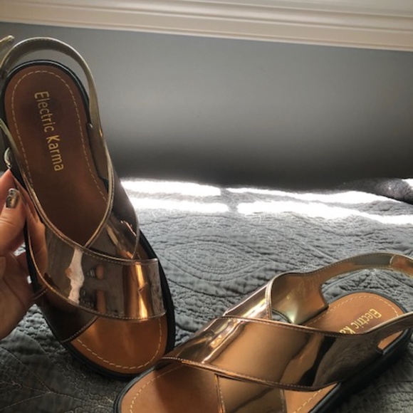 Strap Back Sandals - Picture 2 of 4